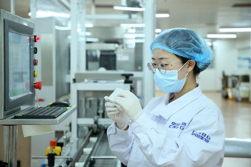 在国药集团中国生物北京生物制品研究所新冠疫苗包装车间检查产品包装